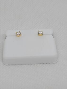 Brand new with tag unisex 0.25ctw Moissanite pushback stud earrings.